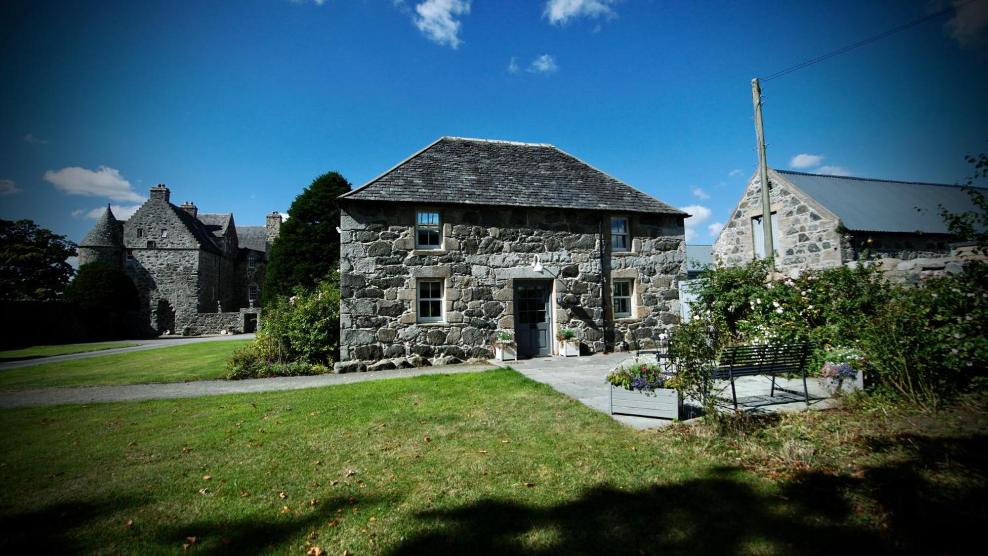 Alojamento de Turismo Selvagem The @ Barra Castle Inverurie